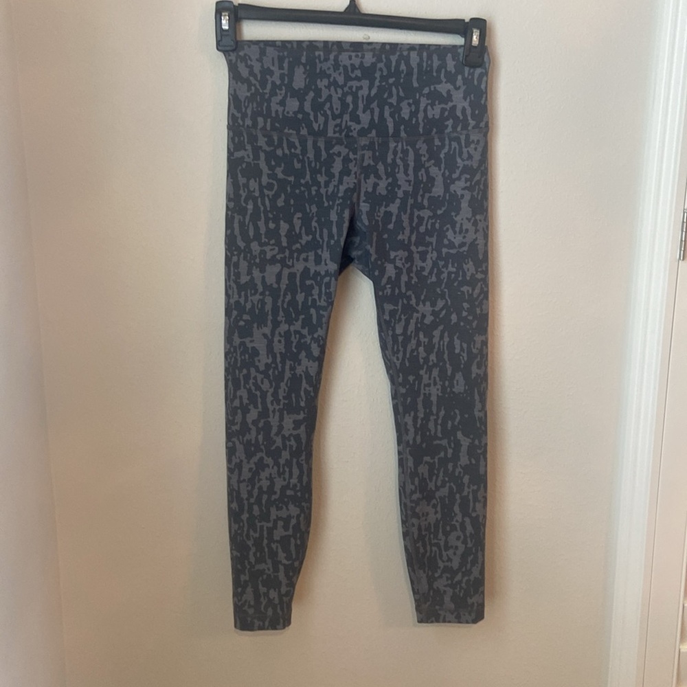 Lululemon Wunder Train High Rise Tight 25” Gray Camo Print Leggings Size 8 - Picture 3 of 7